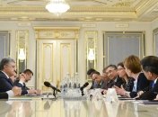 Порошенко принял послов G7 и обратился к ним с просьбой