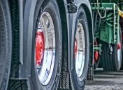 В Харькове с моста упал грузовик: водитель госпитализирован 