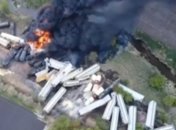 В США сошел с рельсов поезд с опасным веществом: на месте ЧП разгорелся пожар - подробности и видео