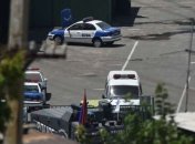 В Ереване возле захваченного здания полиции слышны взрывы