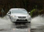 Сильные ливни нарушили движение транспорта в Англии