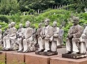 Одинокие каменные скульптуры в Японии (Фото)