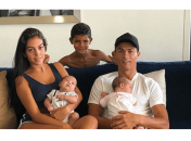 Снова папа: Криштиану Роналду поделился фото новорожденной дочки