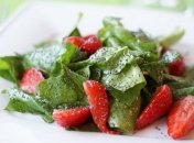 Вкусный, летний и супер полезный: Марина Боржемская рассказала, как приготовить салат с клубникой 