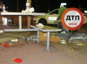 В Киеве Hyundai влетел в летнюю террасу Макдональдса: фото и видео