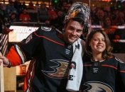 В НХЛ вратарь бросил соперника лицом в лед (видео)