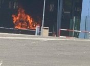 Дым стоит столбом: на границе Украины и Словакии пылает автомобиль (фото, видео)