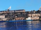 У берегов Индонезии выгорел пассажирский паром: видео пожара появилось в сети 