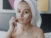 Если фен не работает или отключили свет, высушить волосы можно и другим методом