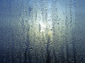 Убрать лишнюю влагу с окон очень просто