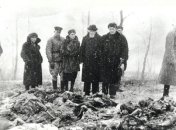 Фотография раскопанных останков жертв Бабьего Яра