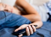 Ученые выяснили, почему спать с телефоном смертельно опасно
