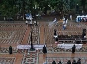 Акция протеста возле ВР продолжается, несмотря на ливень