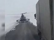 В Казахстане пилот посадил вертолет на дорогу, чтобы узнать куда лететь (Видео)