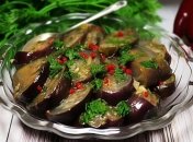 Такі мариновані баклажани готуються швидко