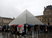 Співробітники Лувру та паризького театру страйкують