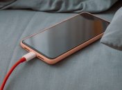 Різниця є: як правильно класти підключений до зарядки телефон