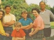 В Британии продали с аукциона фотооткрытки королевы