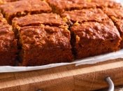 Выпечка получается румяной снаружи и карамельной внутри