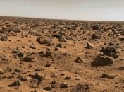 Ученые пока не могут найти объяснение "блуждающему камню" на Марсе 