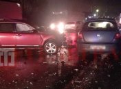 Машины ехали со скоростью 1 км/ч: эксклюзивные фото аварии, заблокировавшей целую улицу в Киеве