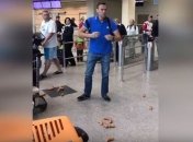 Навального в аэропорту закидали сардельками