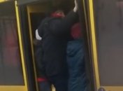 "Задохнусь, но поеду": как киевляне пытаются втиснуться в переполненный автобус 