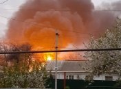 Столб дыма и яркие языки пламени видно за много километров