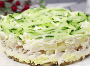 Салат с копченой курицей, сыром и ананасом