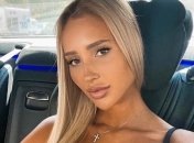 Модель показала шпагат