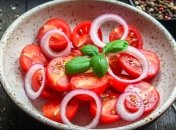 Простой салат из помидор