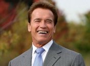 Арнольд Шварценеггер на танке раздавил авто (Видео) 