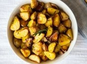 Такой картофель можно и на праздничный стол подавать