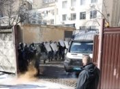 Стерненко "с боем" вывозили с территории суда: активисты блокировали дорогу и сопротивлялись (фото, видео)