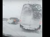Трассу в Крыму парализовал сильный снегопад: видео коллапса попало в сеть