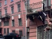 Мужчина и женщина устроили схватку и вывалились с балкона в Санкт-Петербурге (видео)