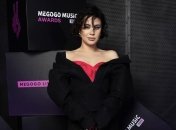 Lida Lee выпила за барной стойкой