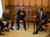 Порошенко и Элтон Джон обсудили ситуацию на Донбассе