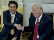 Длительное рукопожатие: Трамп 19 секунд сжимал руку премьера Японии