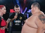 В России устроили бой фриков с участием 240-килограммового "бойца" и девушки (видео)