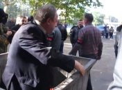 В Николаеве чиновника бросили в мусорный бак (Видео)