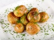 Смачна і корисна молода картопля з часником у духовці.