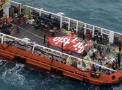 Спасатели возобновили операцию по подъему фюзеляжа самолета AirAsia