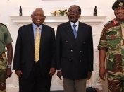 Помещенный под домашний арест Мугабе отказывается идти в отставку