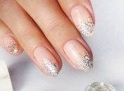 Осенний маникюр 2020: потрясающий нюдовый нейл-арт с блестками (Фото)