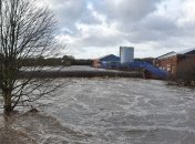 Шторм обрушился на Британию: Аэропорты и железные дороги заблокированы, ожидаются наводнения