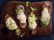 Намазка за цим рецептом виходить ситна, смачна та соковита