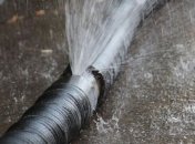 "О, джакузи!)" Новый прорыв трубы и потоп на дороге повеселил киевлян (видео)