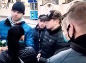 В центре Киева двое россиян избили выпивавшего парня (фото, видео)