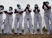 Медики Кенії станцювали запальну зумбу